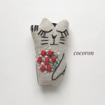 マモリネコ◎花束カーネーション〜お守りブローチ【刺繍 招き猫】