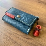 ＊カードも入る革のコインケース＊青×ポイントに赤＊ミニブーツ付き・シンプル＊小銭入れ＊レザー