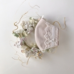 💓ミルクティーページュ　播州織コットン＋ポリと国産ダブルガーゼで作った立体マスク　お花刺繍ベージュチュールレース&オフホワイトにホワイトローズ柄リボン　アイボリーリボン#30   ポケットタイプ
