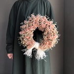 淡いオレンジのスターチスとかすみ草のリース