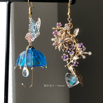 雨に濡れて輝く鬼灯と傘　傘レジンとほおずきレジン　色変化勿忘草　蝶々　アシンメトリー　和装小物ピアス　イヤリング