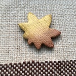 色づき紅葉（もみじ）ブローチ ブロンズ 陶器