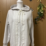 淡いグレー色ニットとホワイトレースのパーカー