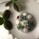 リネン生地刺繍ブローチ