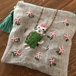 ブランコ猫さんとお花の刺繍ファスナーポーチ♪