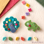 フェルトブローチ　クジャク＆カメレオン
