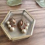 【受注製作】ビーズ刺繍 と 3連パール の イヤリング　ピーチ（取り付け金具の変更ができます）
