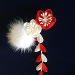 紅白梅のイヤーカフ（片耳用イヤリング）【つまみ細工/正絹】