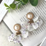 パールカボションとひらひらシフォンタッセルの春色、大ぶりピアス/イヤリング(アンティーク、レトロ、ビンテージ、可愛い、