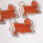 伸び柴犬ブローチ