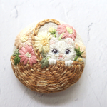【ネコの花かご】ガーベラとネコの刺繍ブローチ