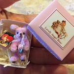 バレンタイン・エンジェルベア　キスチョコを持ったピンク色のベア