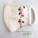 新色　薄クリーム色リネン　刺繍マスク　優しいピンクバラとの小花　縦ライン　痛くならない柔らかな耳ゴム使用　ノーズワイヤー入り