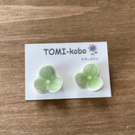 三つ葉のピアス（磁器）／イヤリング ※チタンポスト