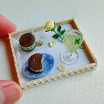 ミニチュア ひんやり チョコミント アイスサンド と ミント レモネード 🍋 に バラ を添えて🎶