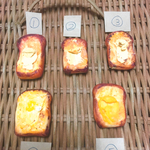 昔ながらのちょっと焼きすぎなパンマグネット