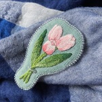 チューリップの手刺繍ブローチ