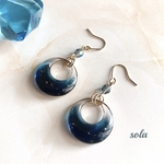 マドンナブルーの海をとじこめたリングのピアス／イヤリング