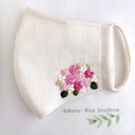 新色　薄クリーム色薄手リネンとダブルガーゼ　刺繍マスク　桜色ピンクのお花のブーケ　痛くならない柔らかな耳ゴム使用　ノーズワイヤー入り