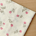 50*50【シャーティング】English & Rose／生成《 生地 シャーティング生地 コットン 綿 バラ 薔薇 花柄 フラワー 英語 英字 オフホワイト 白 》