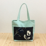 チューリップ刺繍の大きなポケット付きトートバッグ　1点物　ヴィンテージ感　肩掛け　ラッピング対応　バック　とーと　差し色　春　ミントグリーン帆布　　627