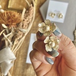白いお花のピアス・イヤリング