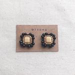 ライトベージュ×ブラックお花ビーズ刺繍ノンホールピアス/イヤリング　⁂春　⁂花　⁂シンプルでカワイイ
