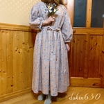 美しい花柄　ピンク色のギャザーワンピース　
