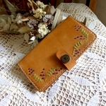 本革に葡萄の刺繍のスマホケース♡ヌメ　レザー　マグネット　左利き可能　全機種対応　手刺繍　カバー　ぶどう