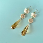 ネコとお花とロングドロップの耳飾り_ホワイト（ピアス／イヤリング）