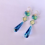 ネコとお花とロングドロップの耳飾り_ブルー（ピアス／イヤリング）