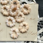 【2粒】24×21mm/pukupuku/ミルクティーマーブル/フラットオーバルパーツ
