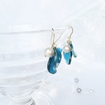 青い花びらとゆれるコットンパールのピアス・イヤリング