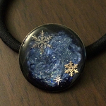 宇宙塗りレジン　雪の結晶と青い夜空のヘアゴム