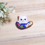 ネコの刺繍ブローチ  〜teacup cat〜