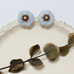 小さめサイズのお花刺繍ピアス/ペールブルー