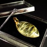 《ゴールドルチルクォーツ　28×16×８ｍｍ　ペンダントトップ》7705