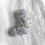 青いお花　ビーズ刺繍ブローチ