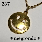 237.スターアイスマイル！笑顔！片目が星のニコちゃんマークのネックレス