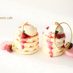 四段アイスベリーパンケーキのバッグチャーム(イチゴチョコ)