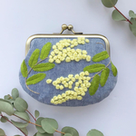 ミモザの刺繍がま口（ライトブルー）