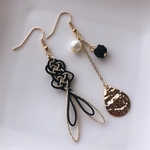水引　金魚のアシンメトリーピアス【黒金】