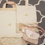 リバティ　フリル&ゴールドラインの上履き入れ