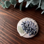 【ブローチorヘアゴムorパッチンピンorポニーフック】あじさい刺繍　さくら