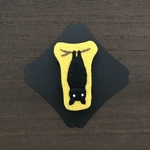 コウモリのぶら下がってるブローチ（黄色）