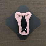 コウモリのぶら下がってるブローチ（ピンク）