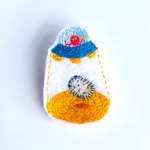 UFOにさらわれるハリネズミの刺繍ブローチ