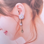お花モチーフピアス(2way)(ホワイト)