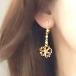 白雪とゆらゆら揺れるお花のピアス、イヤリング、ノンホール☆パールチェーン 長さ調整★樹脂 ノンホール