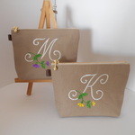帆布の選べるイニシャル刺繍のミニポーチお花柄 モカ帆布１４㎝　イエローパープルピンク